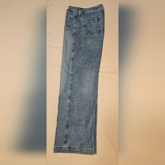 TALL Womans Old Navy Extra High Rise Wide Leg Jeans in 12 Tall. Worn Once! - Picture 5 of 9